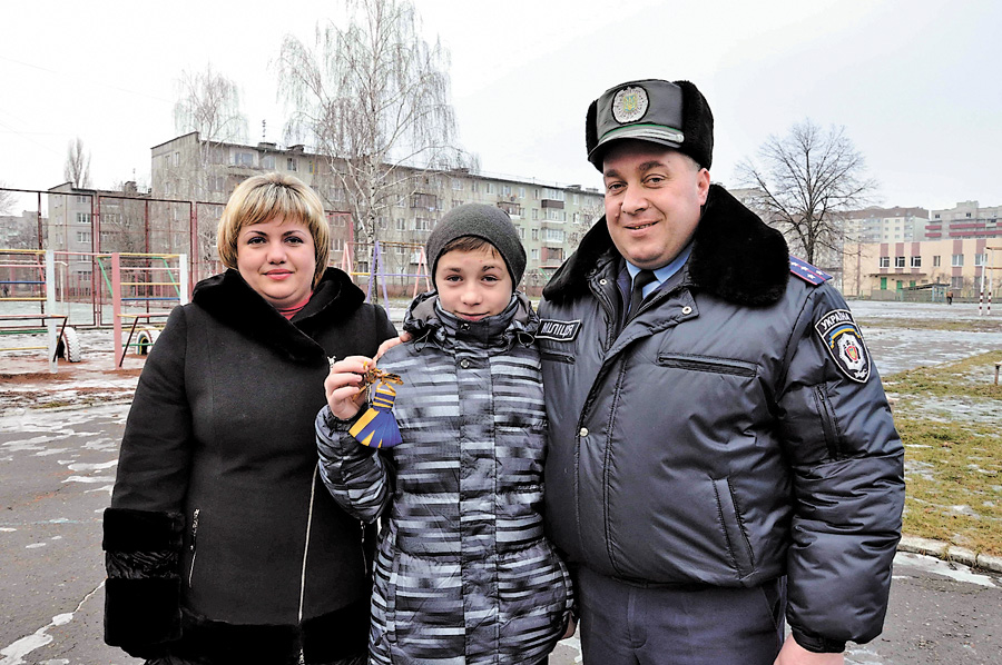 Олег, Тетяна та Роман Ковбасенки 2014-й зустрінуть у новій квартирі. Фото надане СЗГ УМВС у Сумській області